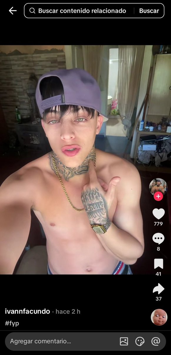 Me da mucha risa de que solo tenga tatuado el cuello y la mano corte que cuando se cambia, parece re maliante y te imaginas que tiene todo el abdomen tatuado pero es así y se te seca la concha