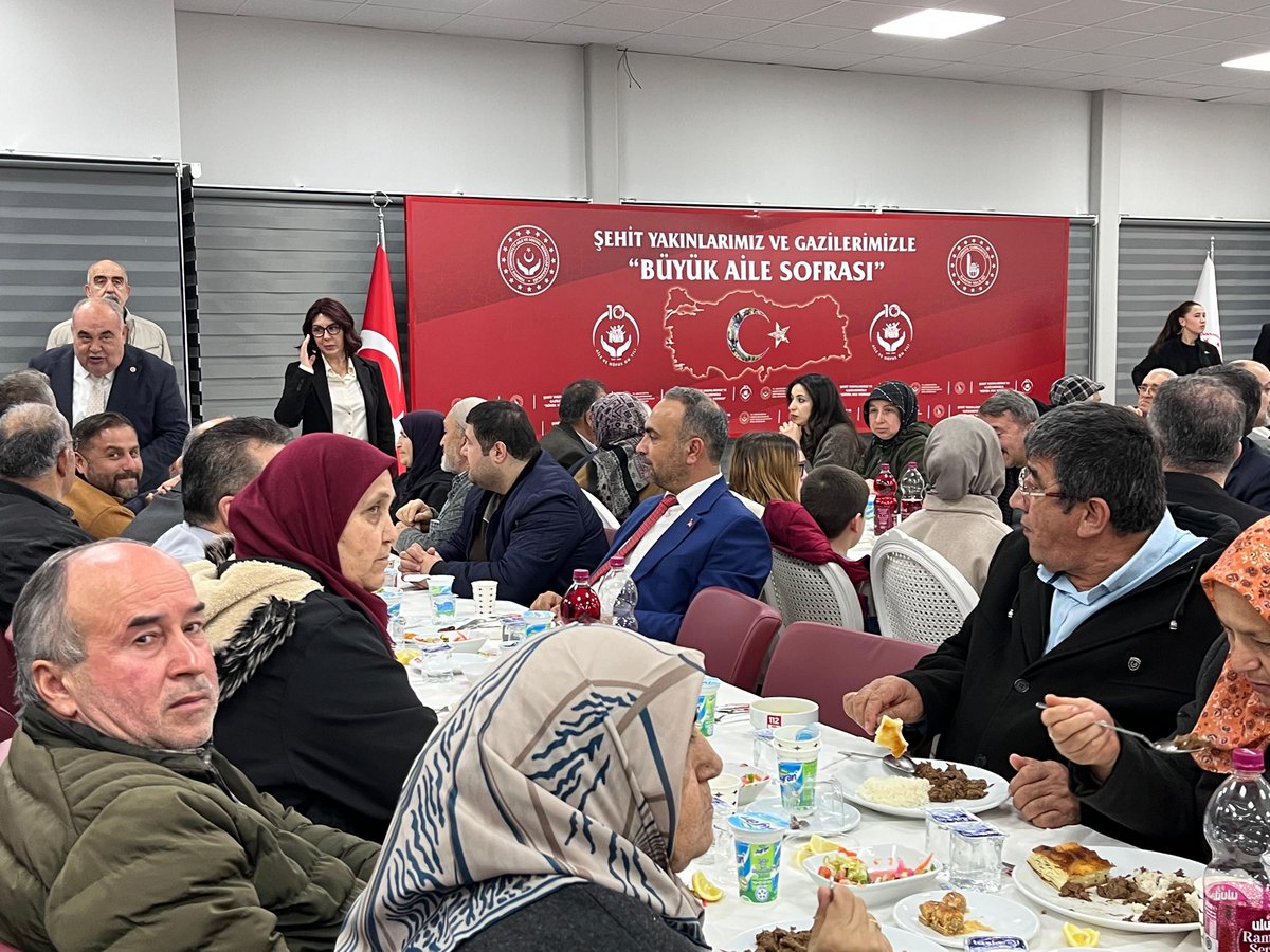 profdraakkaya's tweet photo. Bartın Valiliğimiz tarafından, sayın Valimiz Dr. Nurtaç Arslan’ın ev sahipliğinde şehit yakınlarımız ve gazilerimizin katılımıyla düzenlenen iftar programında kıymetli ailelerimizle aynı sofrayı paylaşmaktan büyük bir onur ve memnuniyet duydum.

Bu anlamlı buluşma, Ramazan ayının manevi atmosferinde birlik, beraberlik ve vefa duygularımızı pekiştiren çok kıymetli bir program oldu. Aziz şehitlerimizin bizlere emaneti olan değerli aileleri ve kahraman gazilerimizle bir araya gelmek, millet olarak taşıdığımız sorumluluğu ve minnet duygusunu bir kez daha derinden hissetmemize vesile oldu. Bu anlamlı programın düzenlenmesinde emeği geçen sayın Valimiz Dr. Nurtaç Arslan başta olmak üzere emeği geçen herkese teşekkür ederim.

Ramazan ayının bereketini ve kardeşlik ruhunu hep birlikte paylaştığımız bu mübarek sofranın, birlik ve dayanışmamızı daha da güçlendirmesini temenni eder, tüm şehit ve gazi ailelerimize şükranlarımı sunarım.