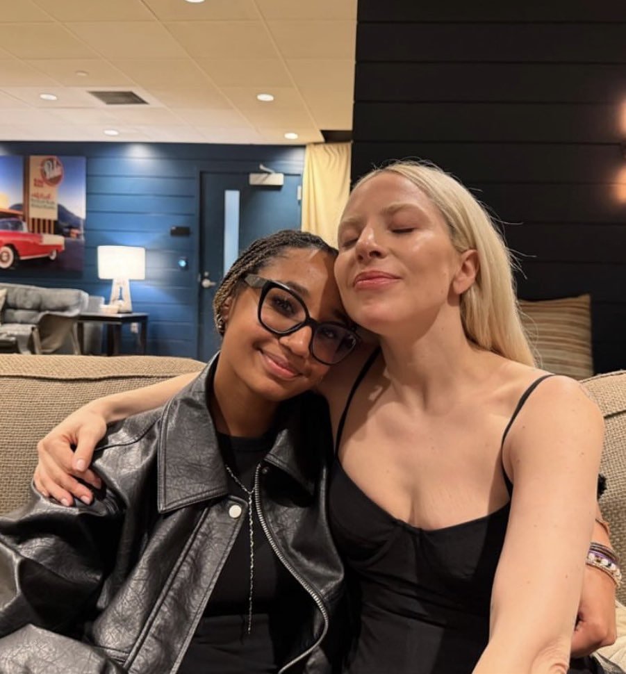 Nova foto de Lady Gaga com Nicole Dean, enteada de Alicia Keys, nos bastidores da "The MAYHEM Ball" ontem (18), em Los Angeles. 💕