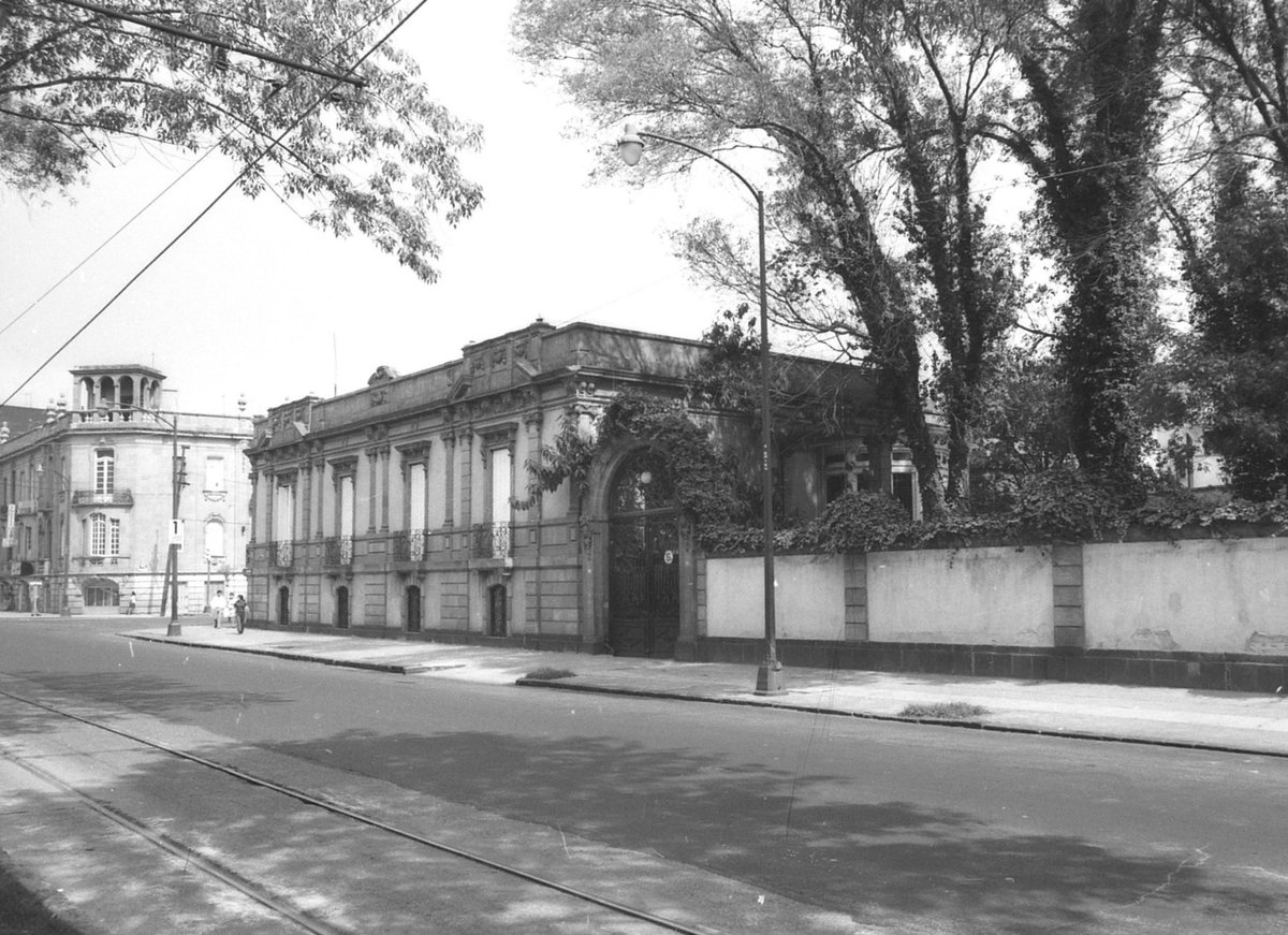 cdmexeneltiempo's tweet photo. La Casa Lamm y el cruce de Orizaba y Álvaro Obregón, en la colonia Roma, hacia 1975.

📷: Colección Villasana https://t.co/RWdKDbKImm