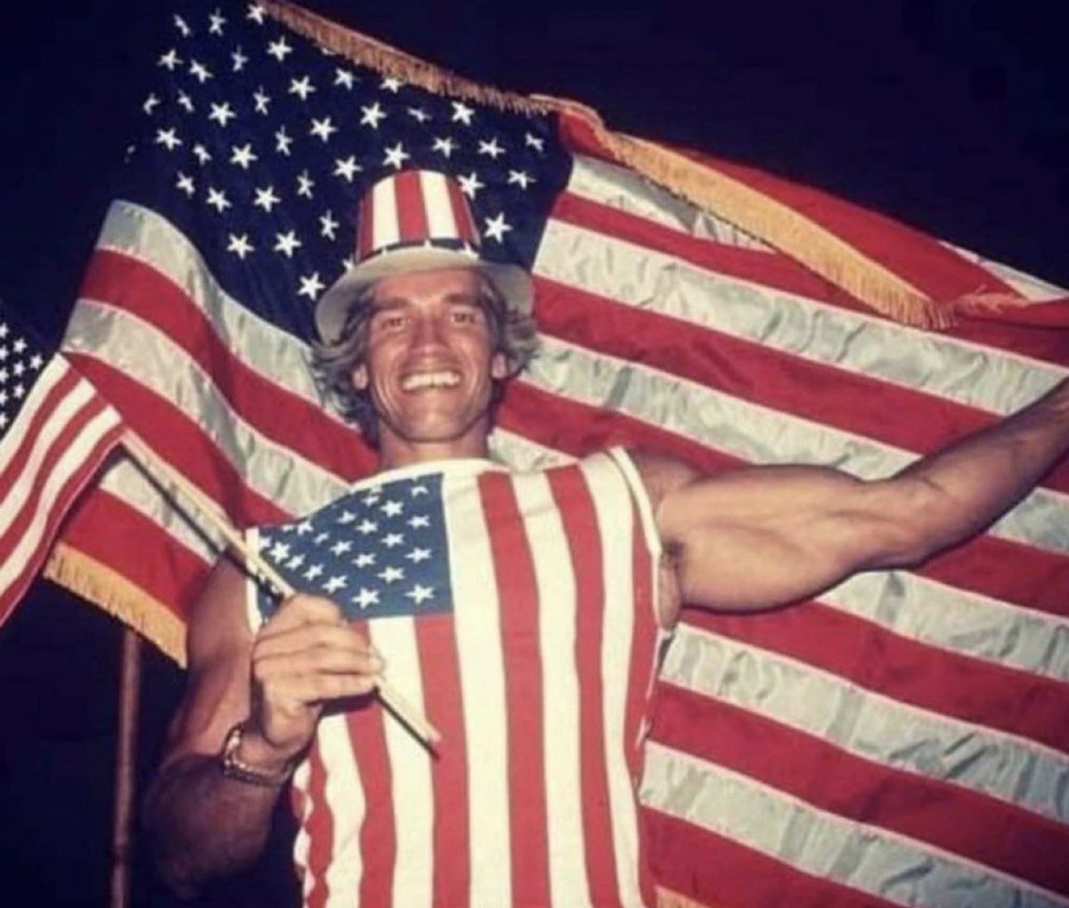 NoContextHumans's tweet photo. Arnold Schwarzenegger on the day he received US citizenship (1983) https://t.co/URDTIOHG02