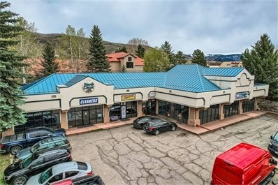 TownofAvon's tweet photo. The Avon Town Council has approved the purchase of 91 Beaver Creek Place in Avon. The .57 acre property is located in the East Town Center District area. The property currently has a small commercial building with 2 tenants. https://t.co/0S8QoNr3CN https://t.co/EZJSbDW1fl