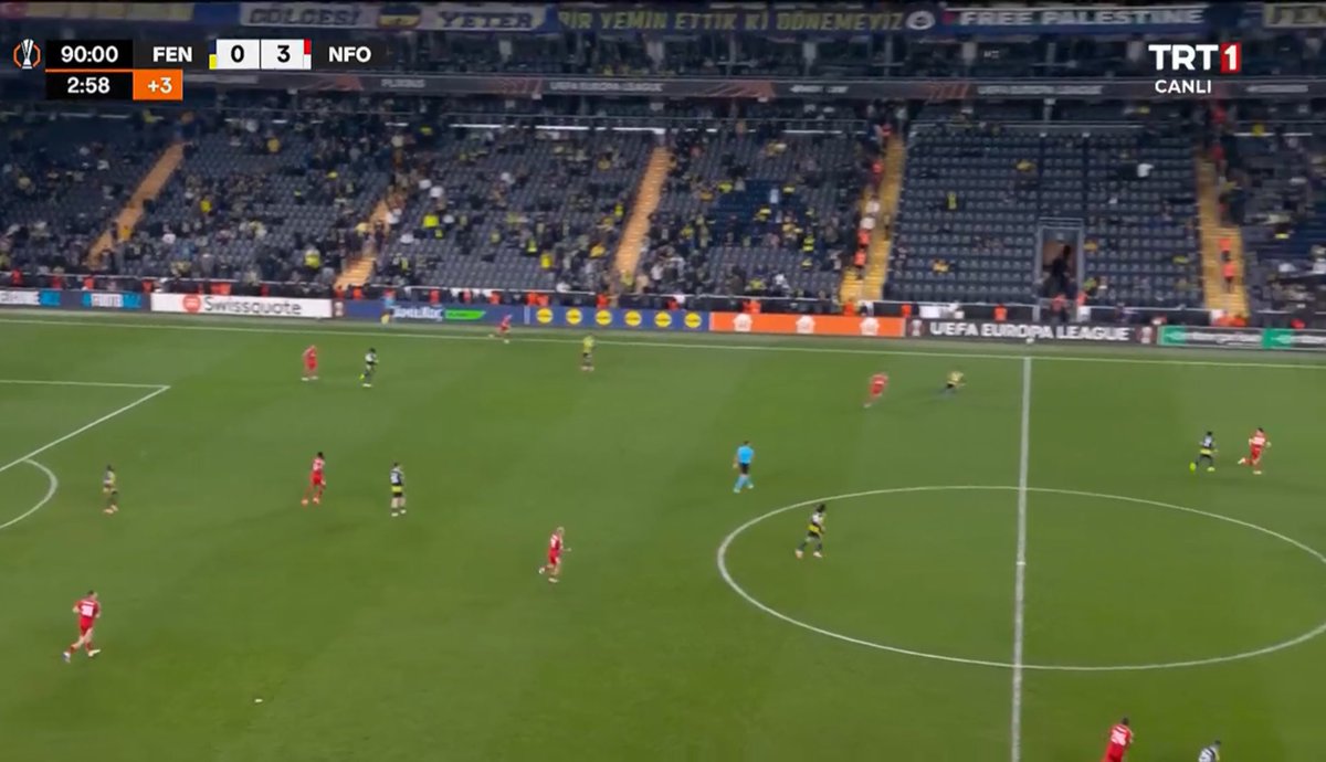 İsteyen istediğini söylesin.. Ligde en önemli maçımıza çıkacakken son dakika takıma moral alkışını bile çok görüp maçtan erken çıkan adamın bu stada tekrar girmemesi gerekir. Seyirci değil taraftar olun.