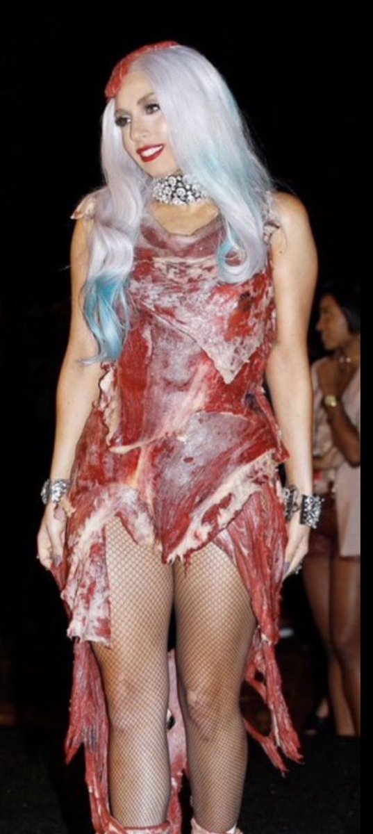 ulises37's tweet photo. Recuerdo de cuando Lady Gaga llevaba un vestido hecho completamente de carne.

Ni siquiera tratan de ocultarlo.

La pregunta es ¿qué tipo de carne es? https://t.co/VvD8PnOtM7