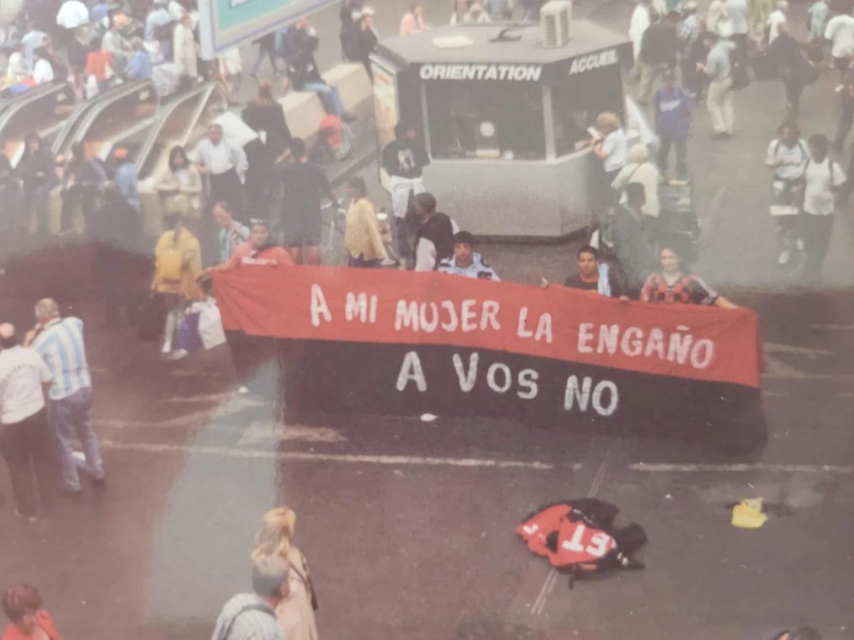 🔙🇦🇷 "A MI MUJER LA ENGAÑO, A VOS NO"

Vieja bandera de la gente de Newell's