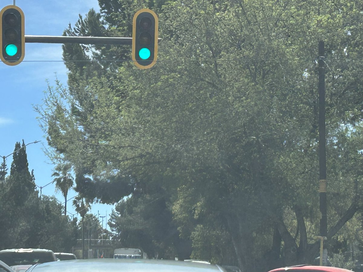 Runnersegovia's tweet photo. @SaltilloGob creo que están fallando los semáforos o algo está pasando . Desde hace unas semanas. V . Carranza saturada en la foto del carril de nte a sur la gente de queda atravesada en Reynosa por desesperación y no se avanza o en las mañanas ponen policías a apoyar https://t.co/ags86cCawa