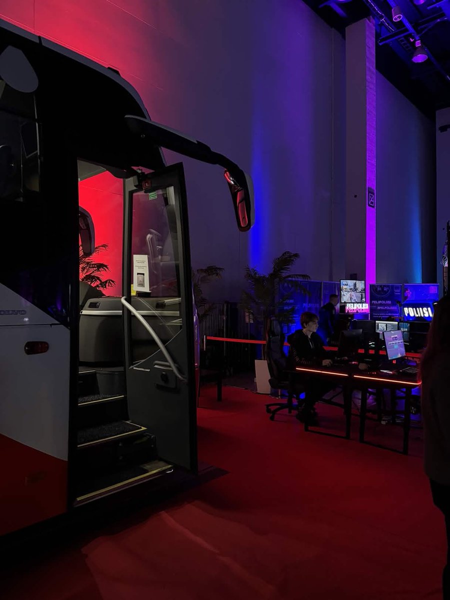 LastOnlineFI's tweet photo. Kiitos ensimmäisestä päivästä, @assemblyparty!

Näemme jälleen huomenna perjantaina verenluovutuksen merkeissä klo 12-18. Muista myös @jelohcs:n CS 1v1-haaste klo 14-15!

#LastOnline #Assembly #asmparty