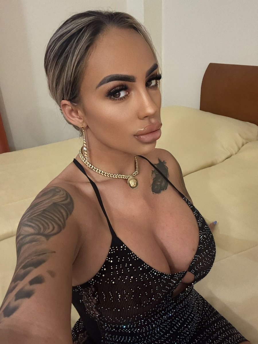 crissblondx50's tweet photo. How in the world am i single ? https://t.co/2geh6N8OK6