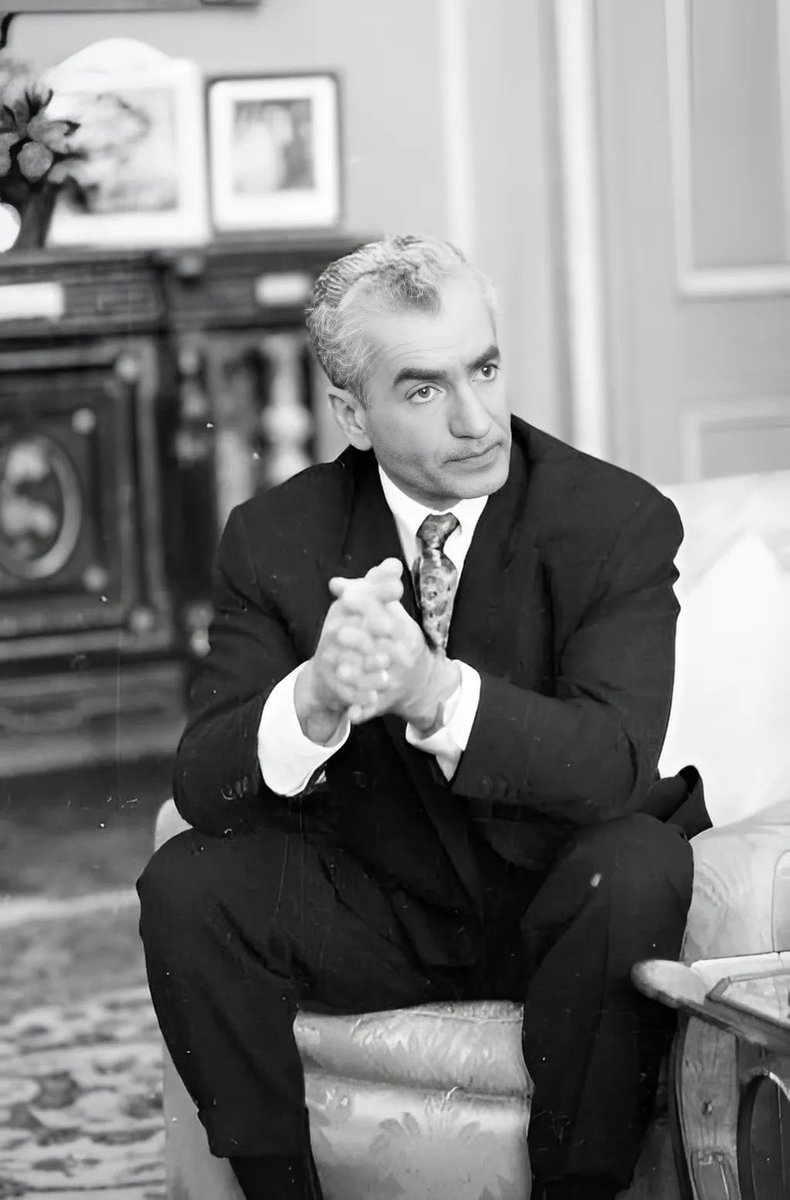 بخشی ازسخنان محمدرضا شاه درکتاب پاسخ به تاریخ:
«اگرروزی مردم ایران بفهمندکه من چه می‌خواستم،چه برایشان تلاش کردم،شاید مرا ببخشند.امامن دیگرآنجا نیستم که ببینم.تنها چیزی که می‌ماند،حسرت است؛حسرت بازگشت، حسرت یک فرصت دیگر برای خدمت به این خاک.»
#IranRevolution2026 
#IranMassacre