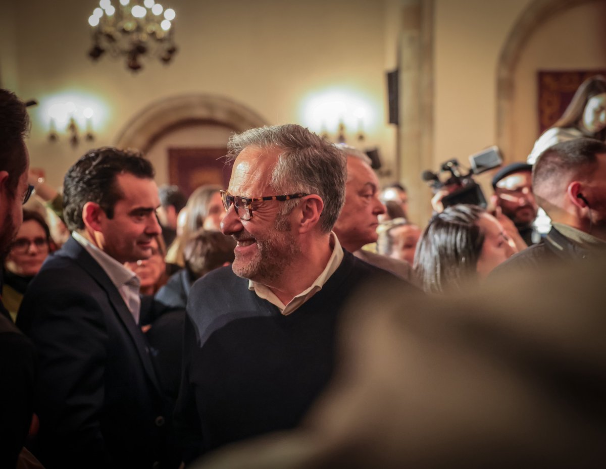 Los sorianos sabéis quienes son los culpables del abandono al que os han condenado.

El bipartidismo traidor y los que se disfrazan de salvadores para hacer seguidismo de la agenda de los otros.

¡SORIA necesita SENTIDO COMÚN!