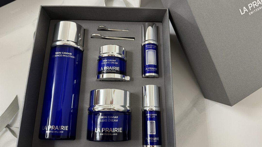 Violet3752's tweet photo. Unboxing Pure Indulgence Skin Caviar Lifting &amp; Firming Luxury Ritual has arrived because timeless beauty deserves the finest caviar Switzerland has to offer. 🎁📷 https://t.co/kL6XTOCn5h