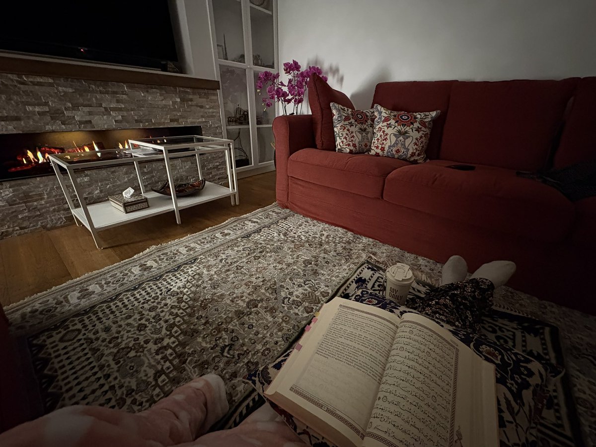 fairyazou's tweet photo. le bonheur d’une femme de prier tarawih en pyjama à la maison 🧘🏽‍♀️ https://t.co/3fuAajGQ69