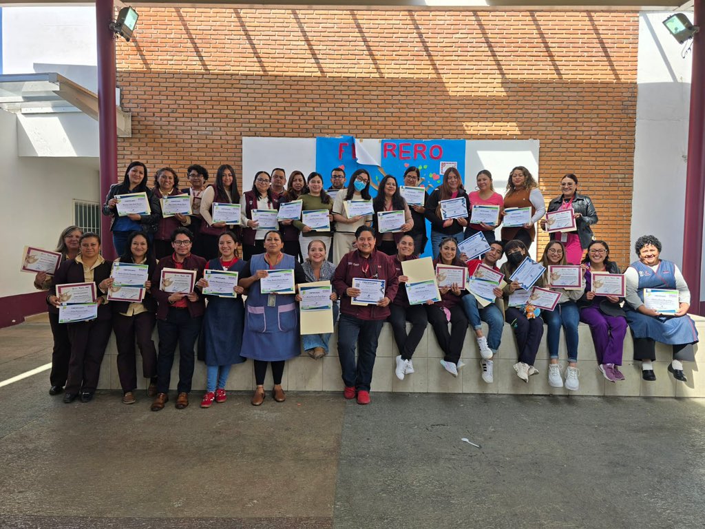 DIFEM_'s tweet image. En la #FamiliaDIFEM, reconocemos al personal de nuestros  #CAS por su esfuerzo constante en capacitarse y certificarse; su preparación se traduce en cuidado con amor, acompañamiento cercano y un compromiso genuino con el bienestar de nuestras #NNA. 👧🏻❤️👦🏻 #ElPoderDeServir