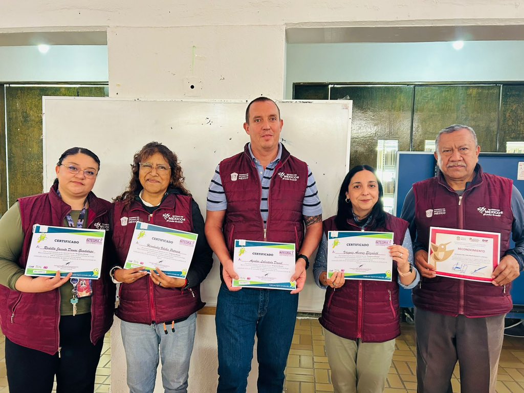 DIFEM_'s tweet image. En la #FamiliaDIFEM, reconocemos al personal de nuestros  #CAS por su esfuerzo constante en capacitarse y certificarse; su preparación se traduce en cuidado con amor, acompañamiento cercano y un compromiso genuino con el bienestar de nuestras #NNA. 👧🏻❤️👦🏻 #ElPoderDeServir