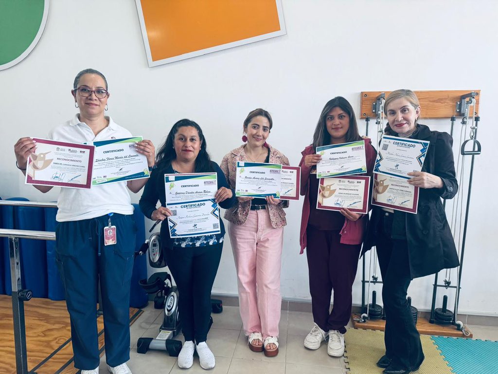 DIFEM_'s tweet image. En la #FamiliaDIFEM, reconocemos al personal de nuestros  #CAS por su esfuerzo constante en capacitarse y certificarse; su preparación se traduce en cuidado con amor, acompañamiento cercano y un compromiso genuino con el bienestar de nuestras #NNA. 👧🏻❤️👦🏻 #ElPoderDeServir