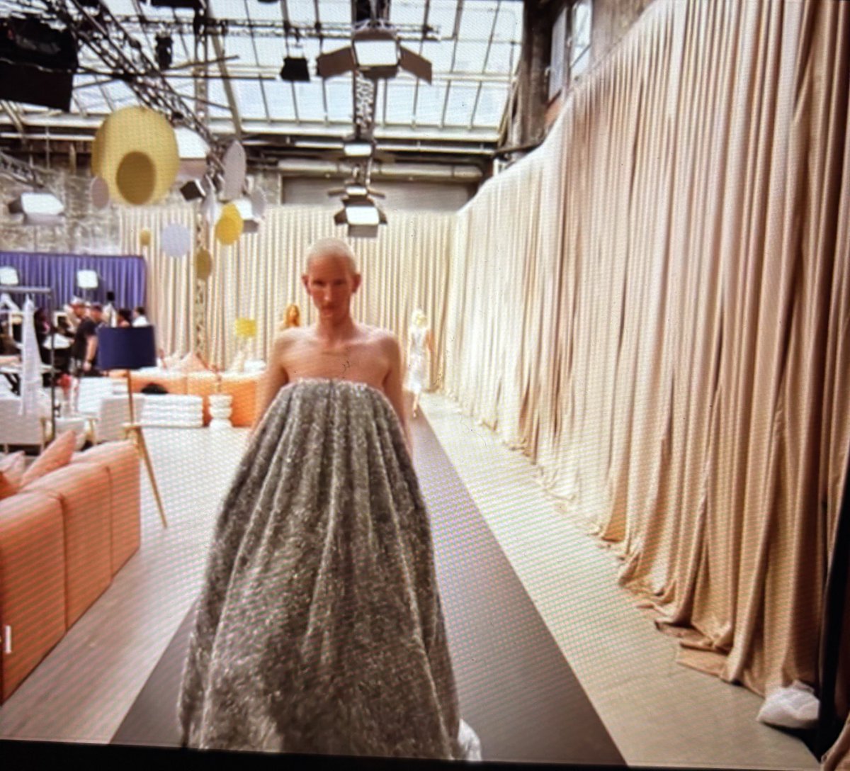 Sieht aus, als wurde Omas alte Gardine für das Kleid verwendet. #gntm