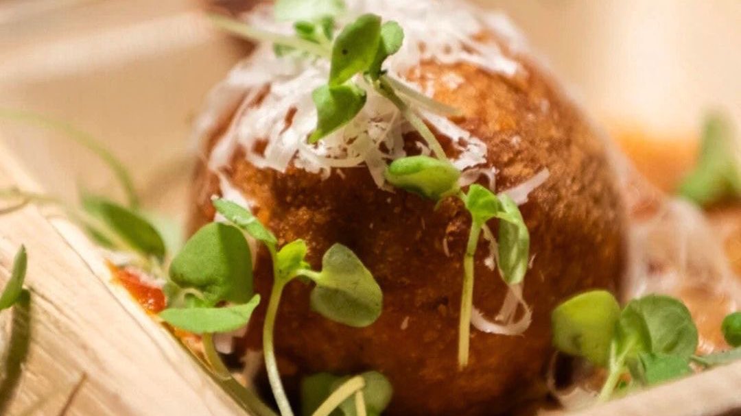 DigestMiami's tweet photo. An Italian escape — no passport required. 🇮🇹✨

SOBEWFF 2026 welcomes A Taste of Italy, where the Pasta Queen Nadia Caterina Munno joins Chef Scott Conant for an evening of live chef stations, regional specialties, and standout wines.

Get the details at https://t.co/V4hLtkzcHQ https://t.co/MgJbPdaVN1
