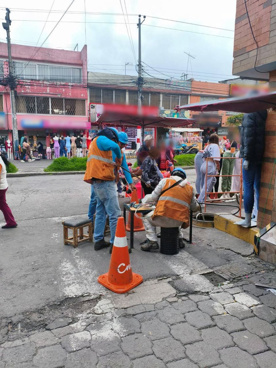 CNTinforma's tweet photo. Nuestros técnicos trabajaron con prioridad absoluta para reparar el corte de fibra que afectó al sector Comité del Pueblo, al norte de #Quito.
Al momento, el servicio se encuentra 100% operativo. Reafirmamos nuestro compromiso de mantenerte siempre conectado. 🇪🇨✨ https://t.co/UKAMwC7wAd