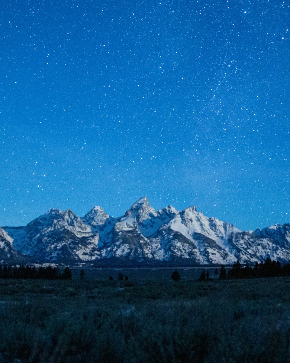 visitwyoming's tweet photo. Experience Wyoming’s incredible night skies, a dream destination for stargazers and astrophotographers 🌌

Ready to trade city lights for starry skies? Start planning: https://t.co/YH2IjqEDeg

📍Teton County

#ThatsWY https://t.co/SGXwfpNILv