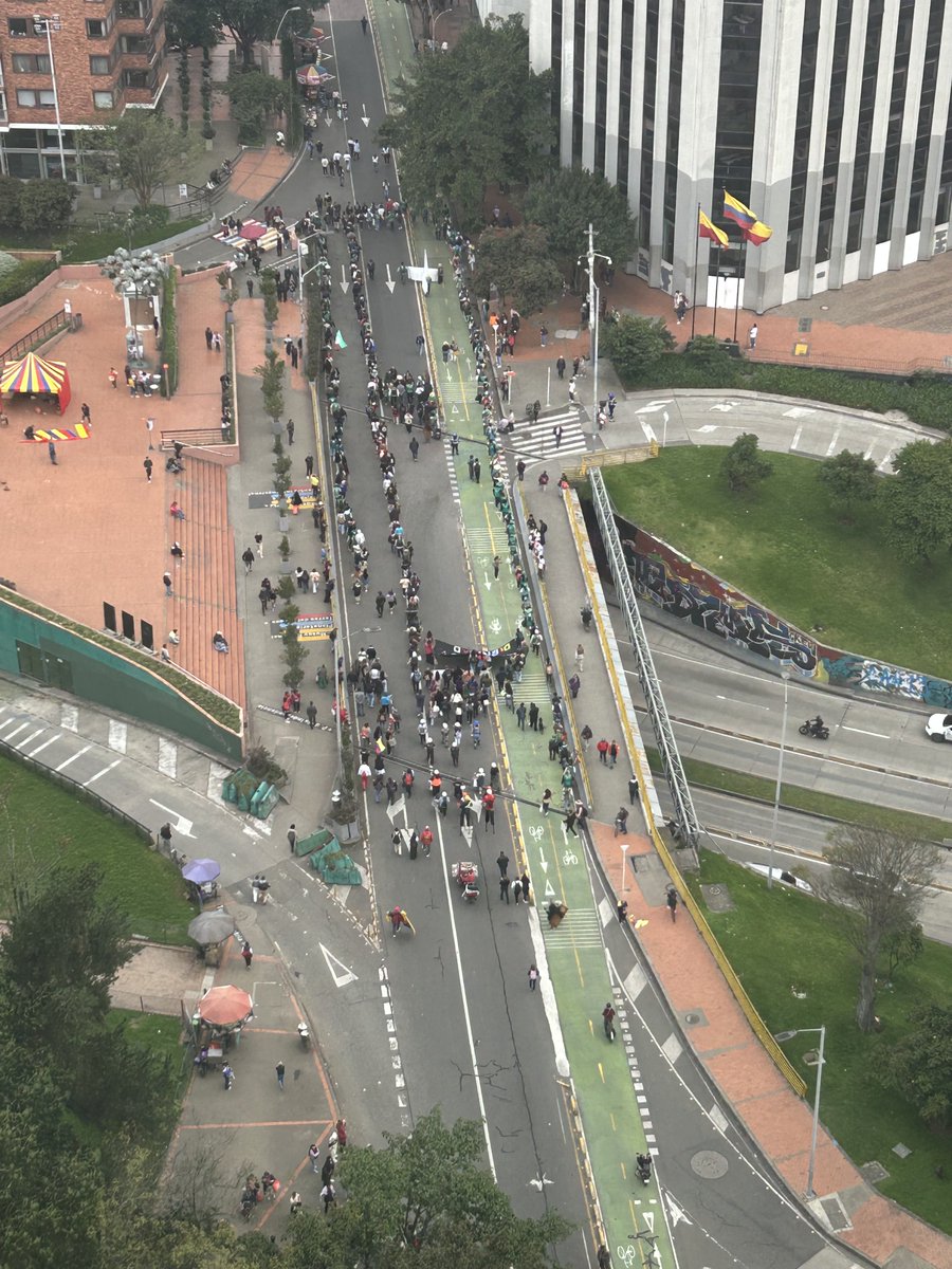 La marcha de Petro.   3 gatos prepago obstaculizando el tráfico !