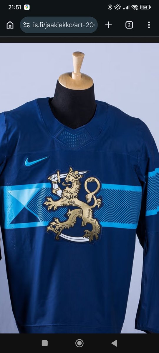 OssiRaty's tweet photo. Osaiskos joku kertoo mikä toi räppänä kaula-aukon alla on? #leijonat https://t.co/g4r2u9p7xQ