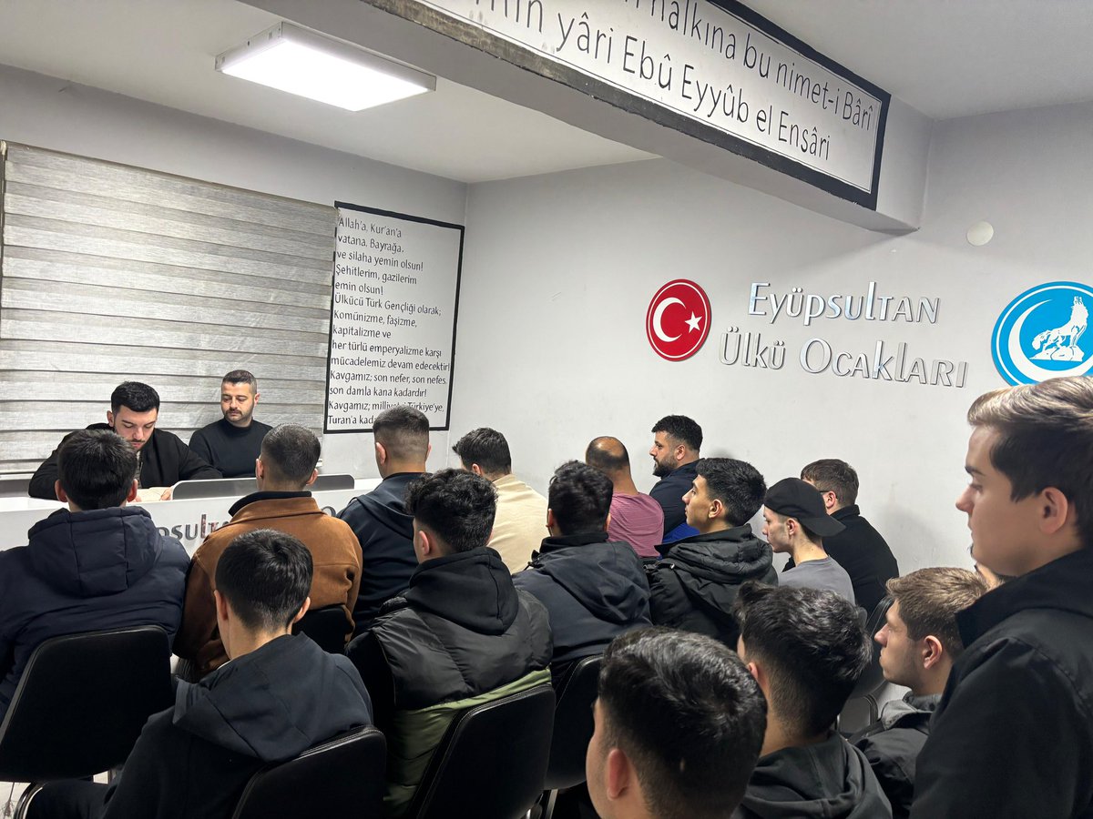 SametKaragl25's tweet photo. Eyüpsultan Ülkü Ocakları olarak her perşembe düzenlediğimiz Kuran-ı Kerim tilavetimizi gerçekleştirip, Peygamber efendimizin (s.a.v), Başbuğumuzun ve Şehitlerimizin ruhuna hediye eyledik. 

Allah birlik ve beraberliğimizi daim eylesin. 
Var Olsun Ülkü Ocakları 🇹🇷🇹🇷 https://t.co/oSO5WRAo6a