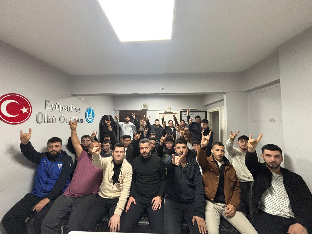 SametKaragl25's tweet photo. Eyüpsultan Ülkü Ocakları olarak her perşembe düzenlediğimiz Kuran-ı Kerim tilavetimizi gerçekleştirip, Peygamber efendimizin (s.a.v), Başbuğumuzun ve Şehitlerimizin ruhuna hediye eyledik. 

Allah birlik ve beraberliğimizi daim eylesin. 
Var Olsun Ülkü Ocakları 🇹🇷🇹🇷 https://t.co/oSO5WRAo6a