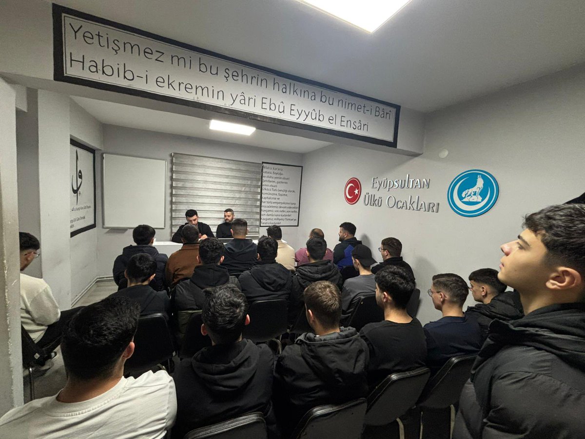 SametKaragl25's tweet photo. Eyüpsultan Ülkü Ocakları olarak her perşembe düzenlediğimiz Kuran-ı Kerim tilavetimizi gerçekleştirip, Peygamber efendimizin (s.a.v), Başbuğumuzun ve Şehitlerimizin ruhuna hediye eyledik. 

Allah birlik ve beraberliğimizi daim eylesin. 
Var Olsun Ülkü Ocakları 🇹🇷🇹🇷 https://t.co/oSO5WRAo6a