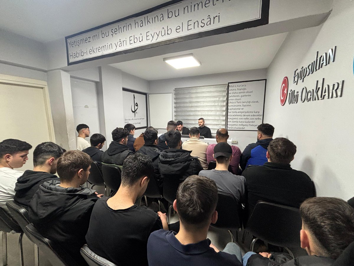 SametKaragl25's tweet photo. Eyüpsultan Ülkü Ocakları olarak her perşembe düzenlediğimiz Kuran-ı Kerim tilavetimizi gerçekleştirip, Peygamber efendimizin (s.a.v), Başbuğumuzun ve Şehitlerimizin ruhuna hediye eyledik. 

Allah birlik ve beraberliğimizi daim eylesin. 
Var Olsun Ülkü Ocakları 🇹🇷🇹🇷 https://t.co/oSO5WRAo6a