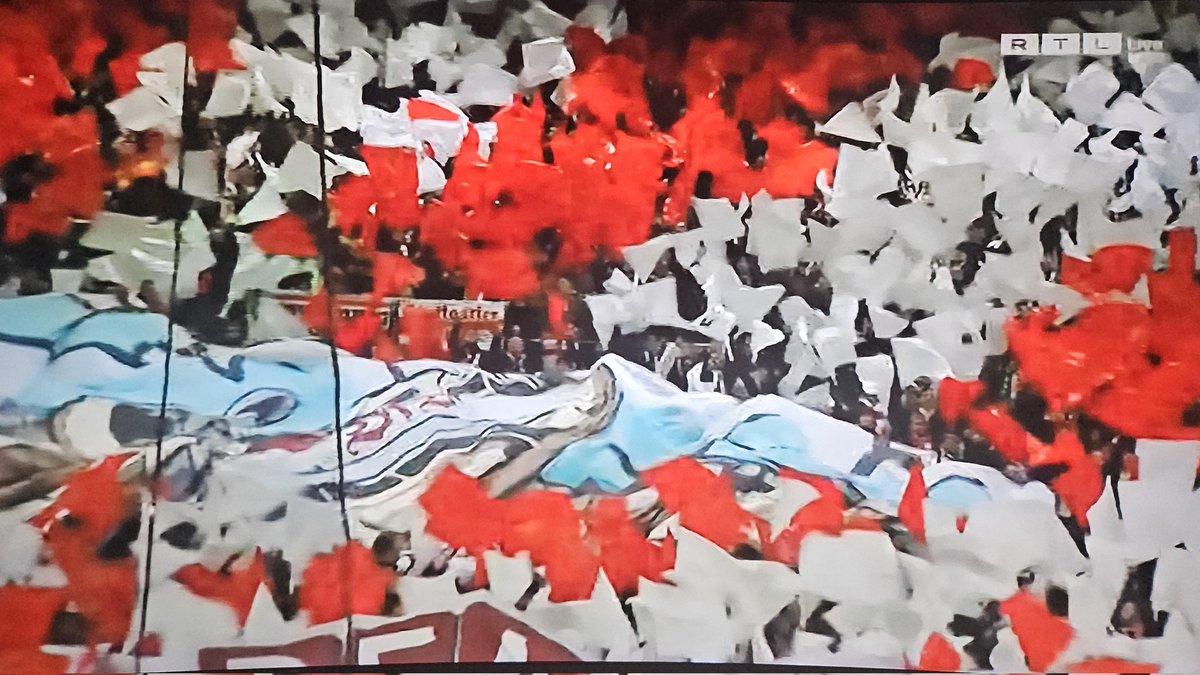 Der ganze wilde Süden strahlt im Celtic Park. 🎶 Glasgow ist weiß-rot! Ganz stark, Cannstatter Kurve, man hört Euch bis daheim!
#VfB #CELVfB