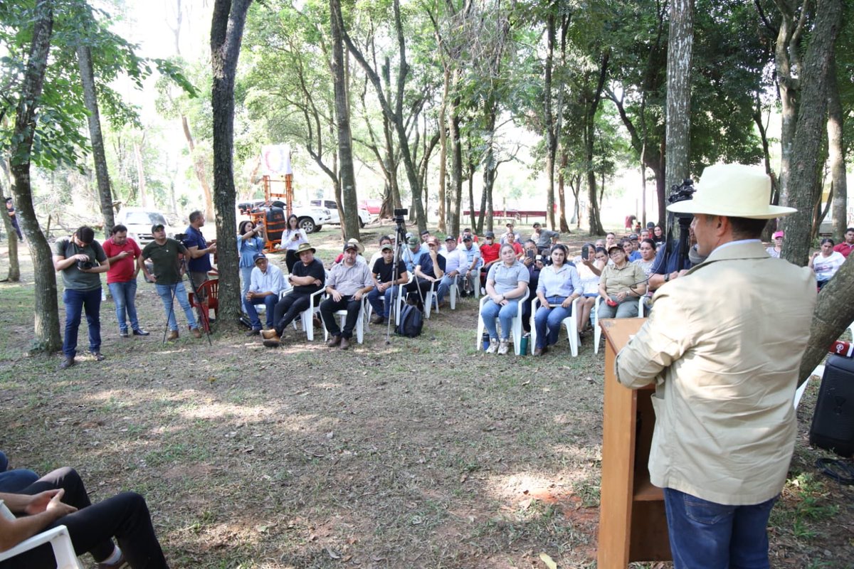 CarlosGimnezGo1's tweet photo. Con una inversión de Gs. 683.711.745, beneficiamos a socios de la Asociación de Productores Guillermo Giménez y contribuimos a la economía local. 
Estamos cumpliendo el sueño de muchas familias de tener acceso a tecnología para producir de manera más rentable y sostenible. https://t.co/paQhCuBdog