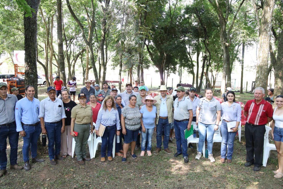 CarlosGimnezGo1's tweet photo. Con una inversión de Gs. 683.711.745, beneficiamos a socios de la Asociación de Productores Guillermo Giménez y contribuimos a la economía local. 
Estamos cumpliendo el sueño de muchas familias de tener acceso a tecnología para producir de manera más rentable y sostenible. https://t.co/paQhCuBdog