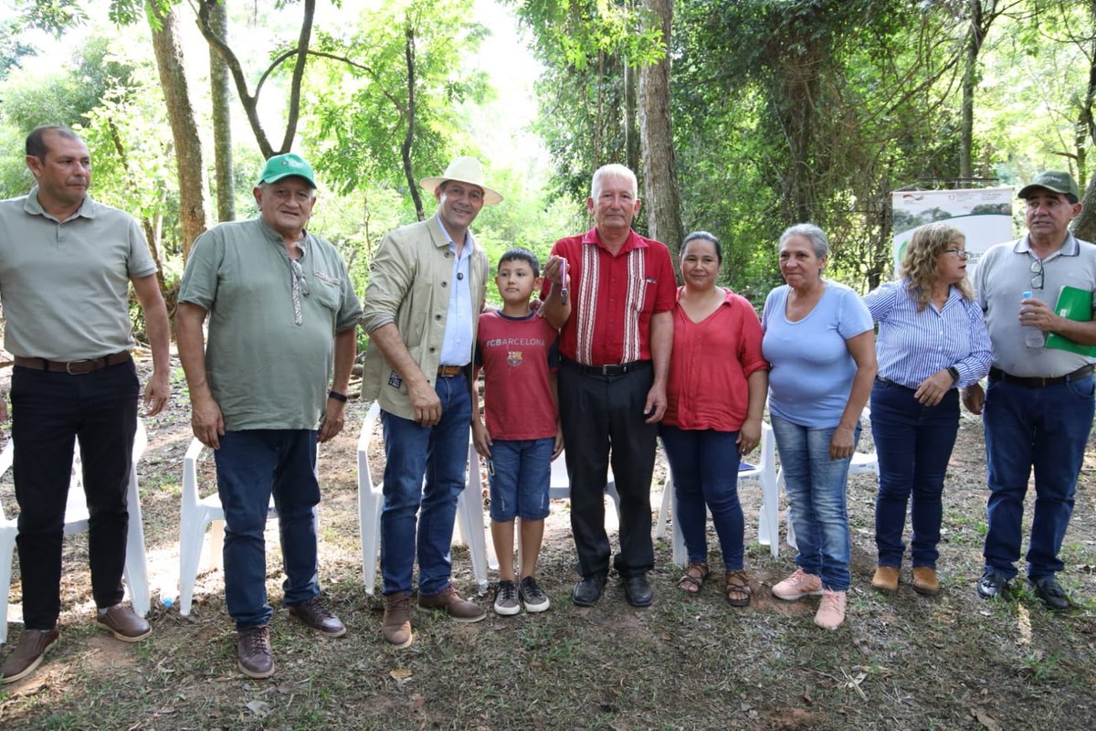 CarlosGimnezGo1's tweet photo. Con una inversión de Gs. 683.711.745, beneficiamos a socios de la Asociación de Productores Guillermo Giménez y contribuimos a la economía local. 
Estamos cumpliendo el sueño de muchas familias de tener acceso a tecnología para producir de manera más rentable y sostenible. https://t.co/paQhCuBdog