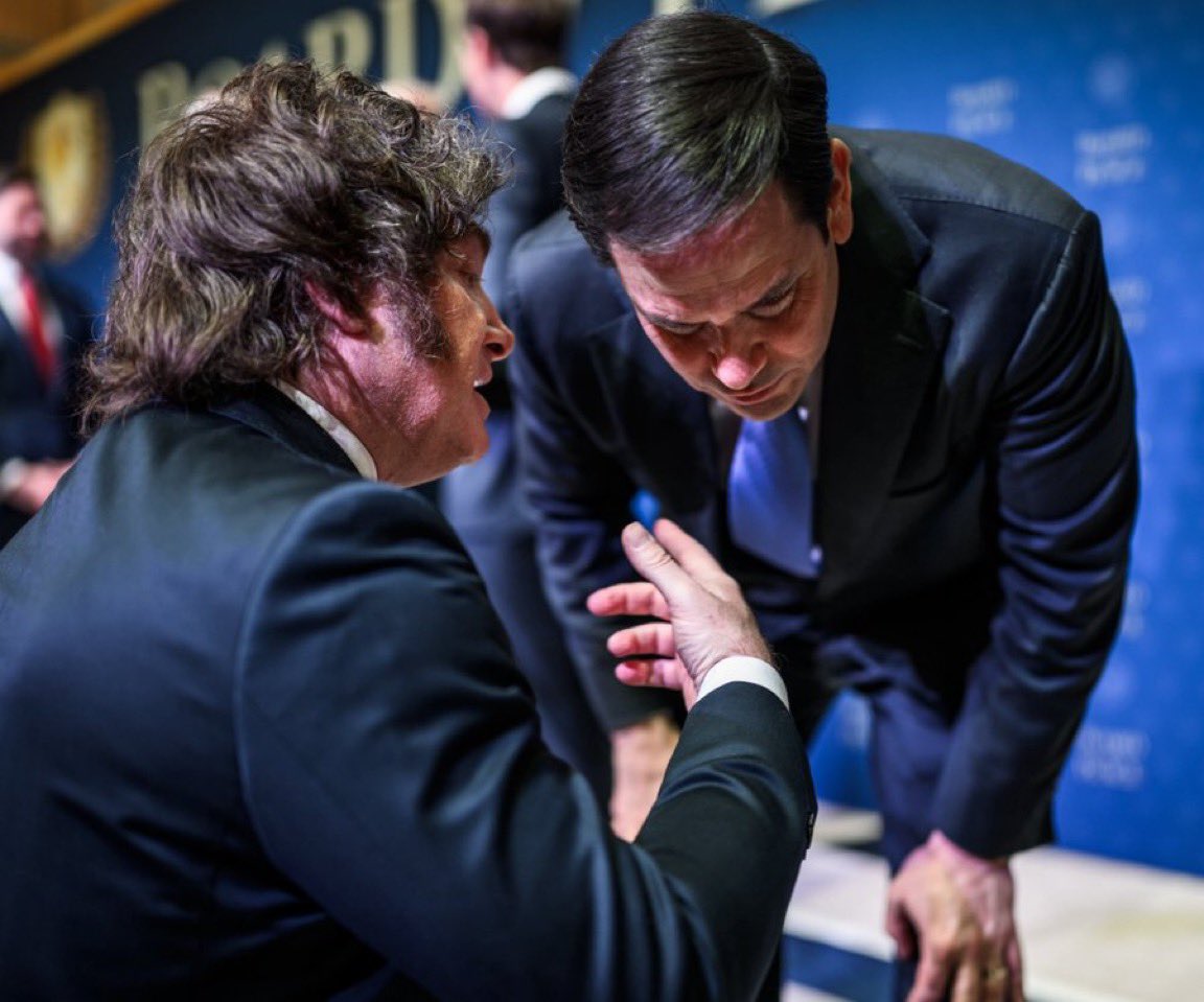 🚨| ÚLTIMA HORA: La Casa Blanca publica un momento épico del gran Secretario de Estado Marco Rubio reuniéndose hoy con el presidente de derecha de Argentina JAVIER MILEI en la Junta de Paz. ¡Me encanta esta alianza patriota! 🇺🇸🇦🇷 ¿y a ti?
