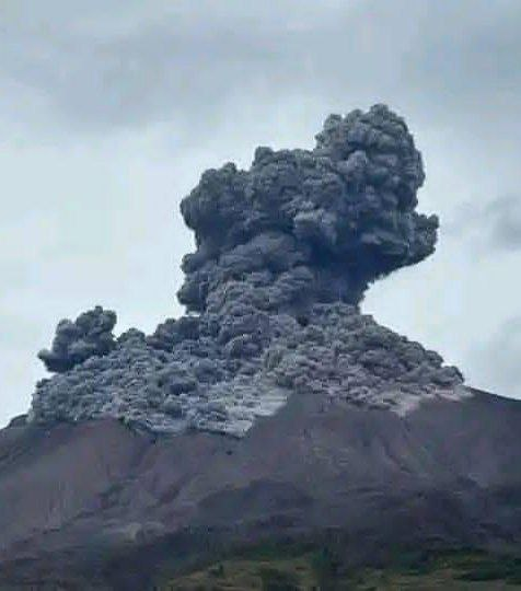 YsYaklasiyor's tweet photo. 📌🌋Filipinler'in #Negros Adası'ndaki #Kanlaon volkanı patladı. Kül bulutu kraterden yaklaşık 2.000m yüksekliğe çıktı.
via:@Top_Disaster -@phivolcs_dost
🗓️19/02/2026
#Philippines #Canlaon #Volcan #phivolcs #breakingnews #sondakikahaber https://t.co/DNXVc7Rucg