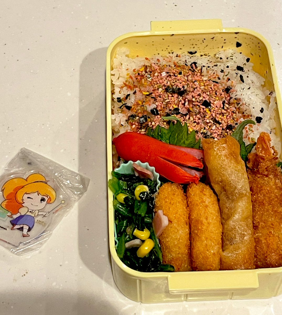 kenchan40s's tweet photo. 高校生の娘に192回目のお弁当を作りました🍱

久しぶりにストレスを感じることがありすごく朝から不愉快な話を綴ります。

僕は今日、開かれる「3年生を送る会」の準備のため、学級委員の指導や各クラスの代表者の指導、合唱練習の流れや計画などをほとんど1人で進めてきた。
ほとんど担任や他の学年の主任なんか見にも来ない。「学校行事」のはずなのに、4年生すら来ない。

いいの？

そして、その会が大変だから冬休み前に副主任に「冬休みのあとは、僕は3年生を送る会で忙しくなるから、班長の指導できないから副主任が、班長会開いてくださいね。」と、お願いしたのですが、一向にやらない。
しまいには、「健先生が私たちにお願いしたら動きますよ。」だって💢
意味がわからん。
お願いしてたでしょ。
と、意味のわからないことになり、話の通じない人なんだと距離をとることにしました。怒るのもめんどくさいので、
「あ、自分が来週からやるからいいよ。」と、伝えて、この件は終了させることにしました。

今日は、フライ弁当。ジプコを添えて。
いさ簡単なお弁当だけど、愛情はたっぷり入ってます。

今日もお弁当作りの方、一緒に頑張りましょう！そして、働く皆さん、子育てする保護者の方、インフルエンザやコロナ、風邪から立ち向かってる方、そして、何かに向かって努力する皆さん、今日１日乗り越えましょう！

#お弁当記録 
#お弁当日記 
#お弁当作り楽しもう部 
#ジプコ
#zipfm
#教師のバトン
#ダイエット仲間募集 
#ダイエット記録
#腹筋