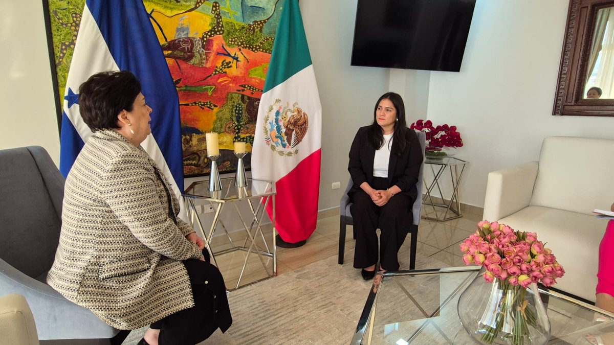 EmbaMexHonduras's tweet photo. La Embajadora  Susana Peón, sostuvo un importante encuentro de trabajo con la Vicecanciller de Asuntos Consulares y Migratorios, Ellim Flores, con el objetivo de estrechar la agenda bilateral en temas consulares y migratorios. 🇭🇳🇲🇽 @CancilleriaHN https://t.co/V18UsRZSN9