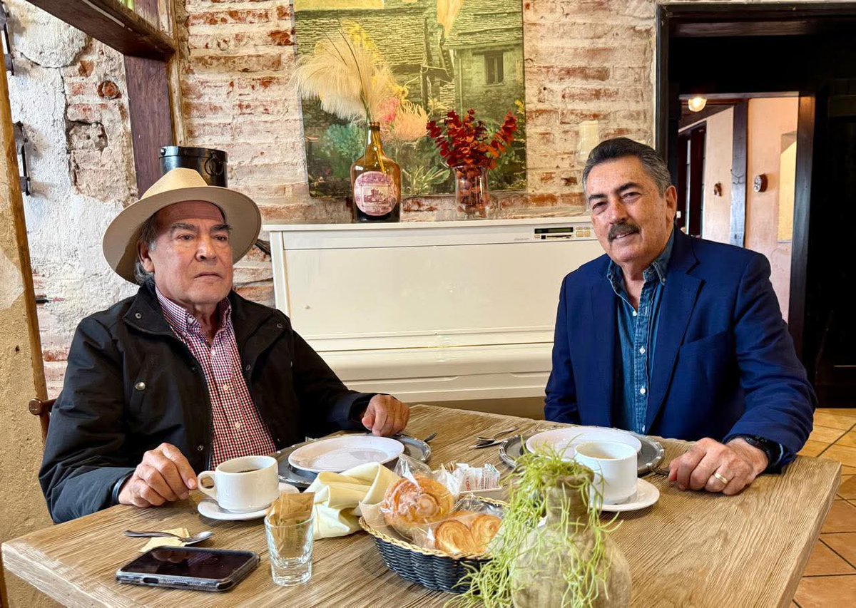 CesarFraijo2's tweet photo. ☕🤝 Encuentro político en la capital sonorense
El ex dirigente del #PRDSonora, Carlos Navarro López, sostuvo una reunión en un conocido restaurante de la capital del estado con el alcalde de #Cajeme, @JavierLamarque_.
Diálogo, coincidencias y temas de interés marcaron este encuentro que no pasó desapercibido. 👀✨