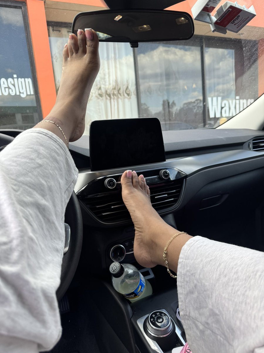 imanisxles's tweet photo. can i put my ashy feet up in your car? https://t.co/vDZ6Xjf3iv