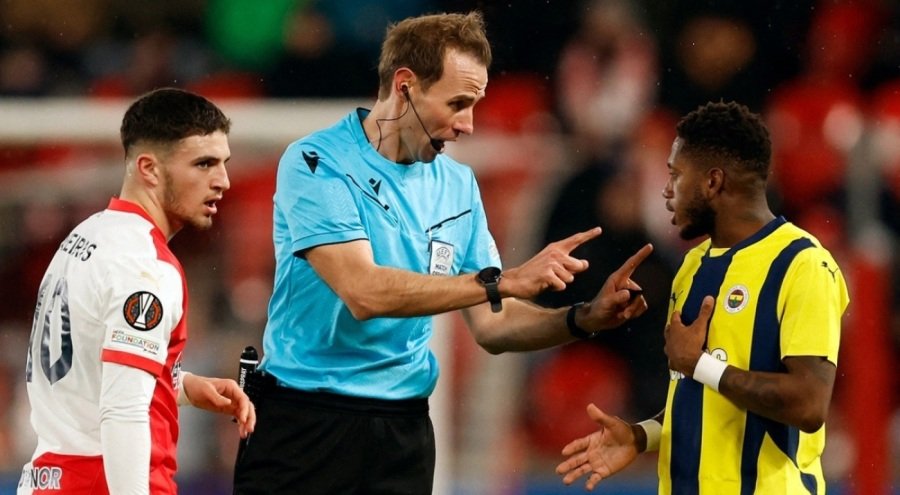 Ligimizde buna benzer geçen haftalarda Kocaeli maçında osterwolde hakem sarı kart gösteremezken,

Yabancı hakem Fred e sarı kartı şak diye yapıştırdı. 
Juventus rezil #FBvNFFC Fenerbahçe 3-0 UEFA Galatasaray kante kerem