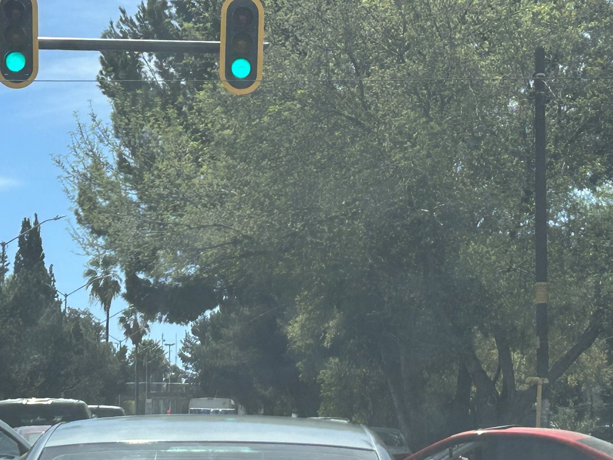 Runnersegovia's tweet photo. @nSaltillo los semáforos inteligentes de V Carranza se me hacen que están fallando . En verde para Carranza / Reynosa y en rojo Carranza / universidad por saturación no se puede avanzar hasta en ciclos del semáforo por saturación vial ( flujo total mente parado) https://t.co/erDGLaDqvW