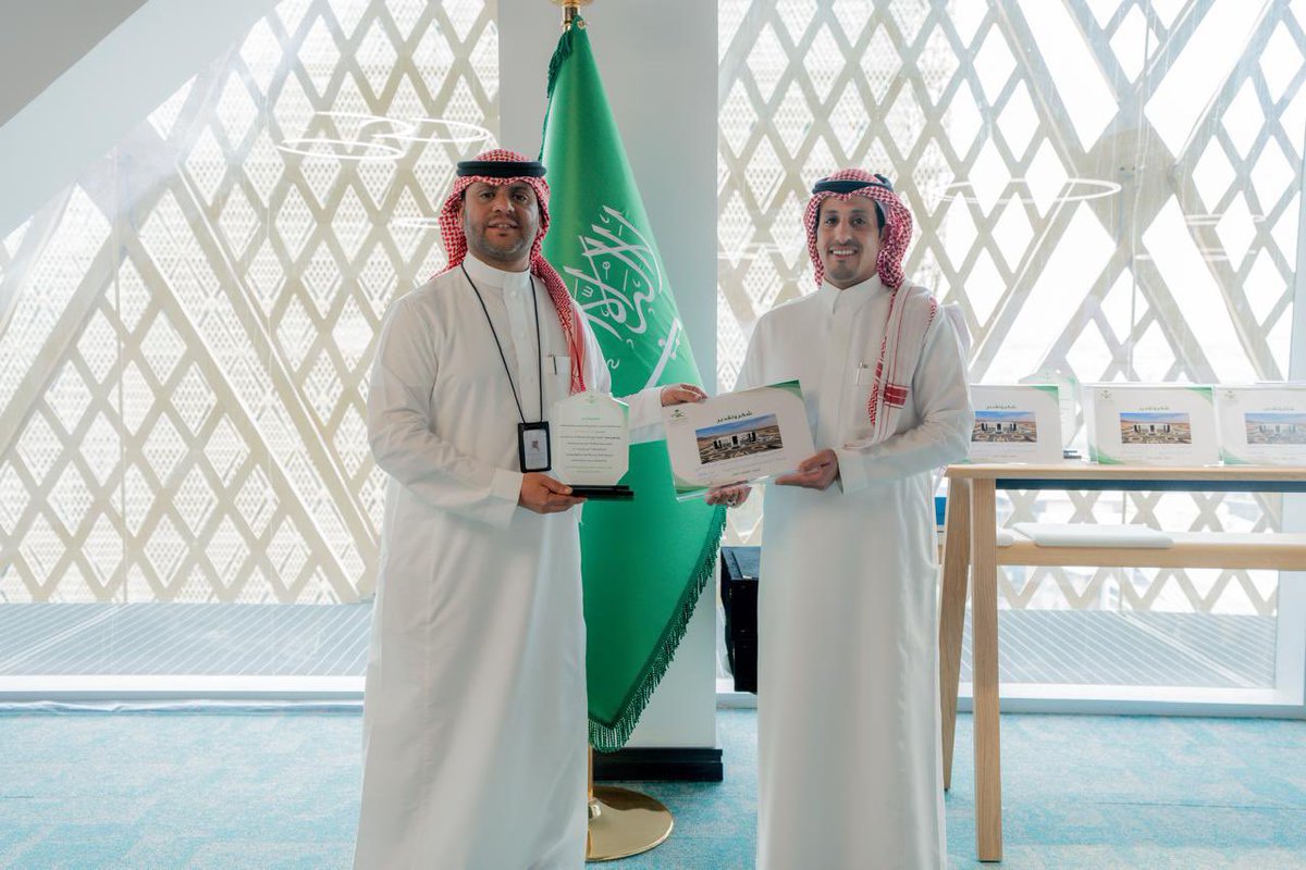 Ralkfund's tweet photo. رعى صاحب السمو الملكي الأمير عبدالعزيز بن سعد بن عبدالعزيز آل سعود، وبحضور معالي وزير الصحة أ.فهد الجلاجل، افتتاح مستشفى حائل العام، وقد تولّى إدارة هذا المشروع ابن العم المهندس/ وليد بن حاكم الحكمي.

نسأل الله له التوفيق والسداد في خدمة دينه ووطنه. https://t.co/SQ8NUF6XDj