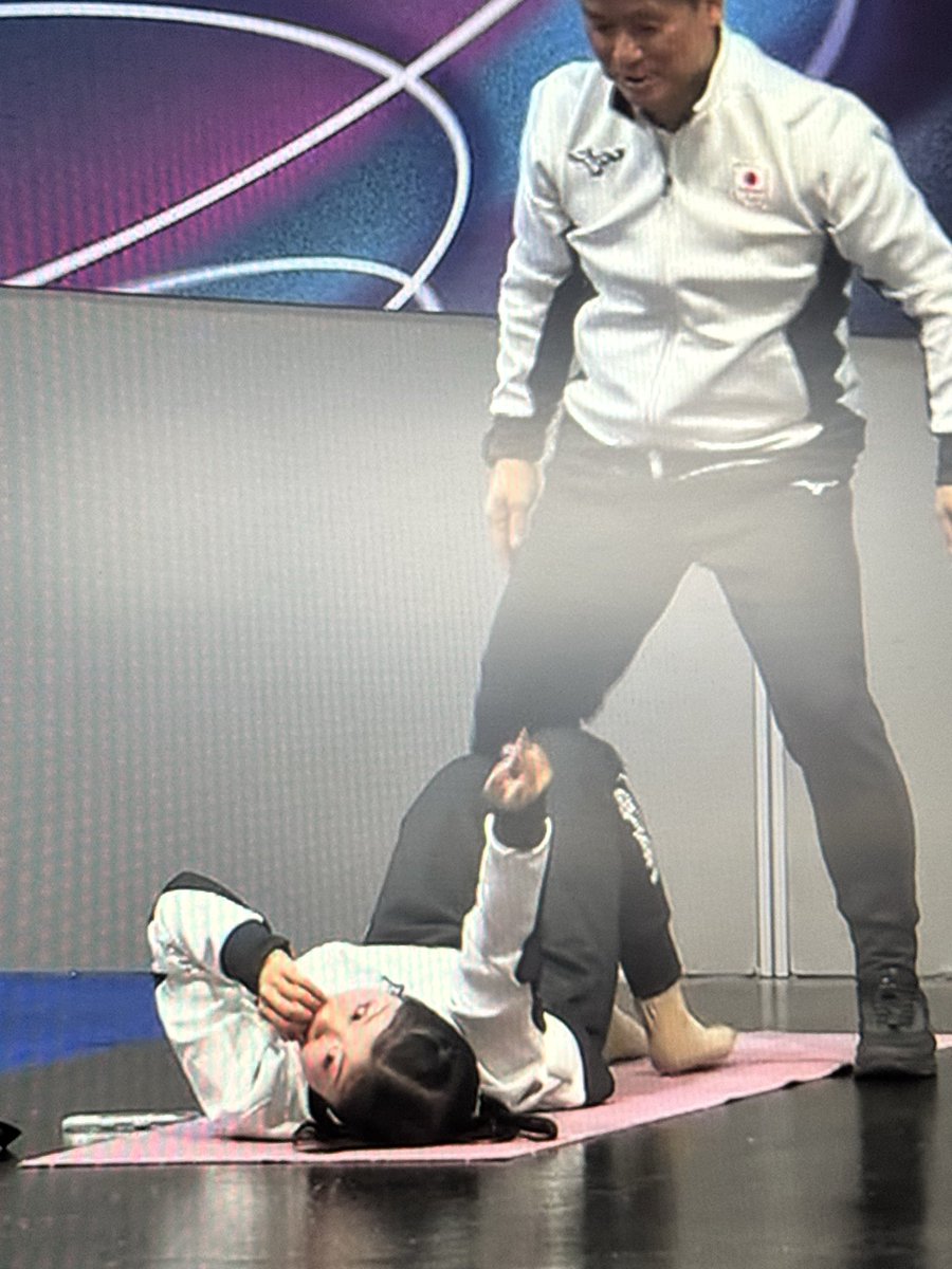 iamkid_A's tweet photo. kaori and ami waving even while stretching https://t.co/7QxJ08QaRu