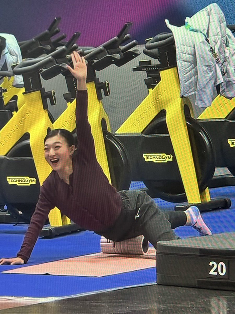 iamkid_A's tweet photo. kaori and ami waving even while stretching https://t.co/7QxJ08QaRu
