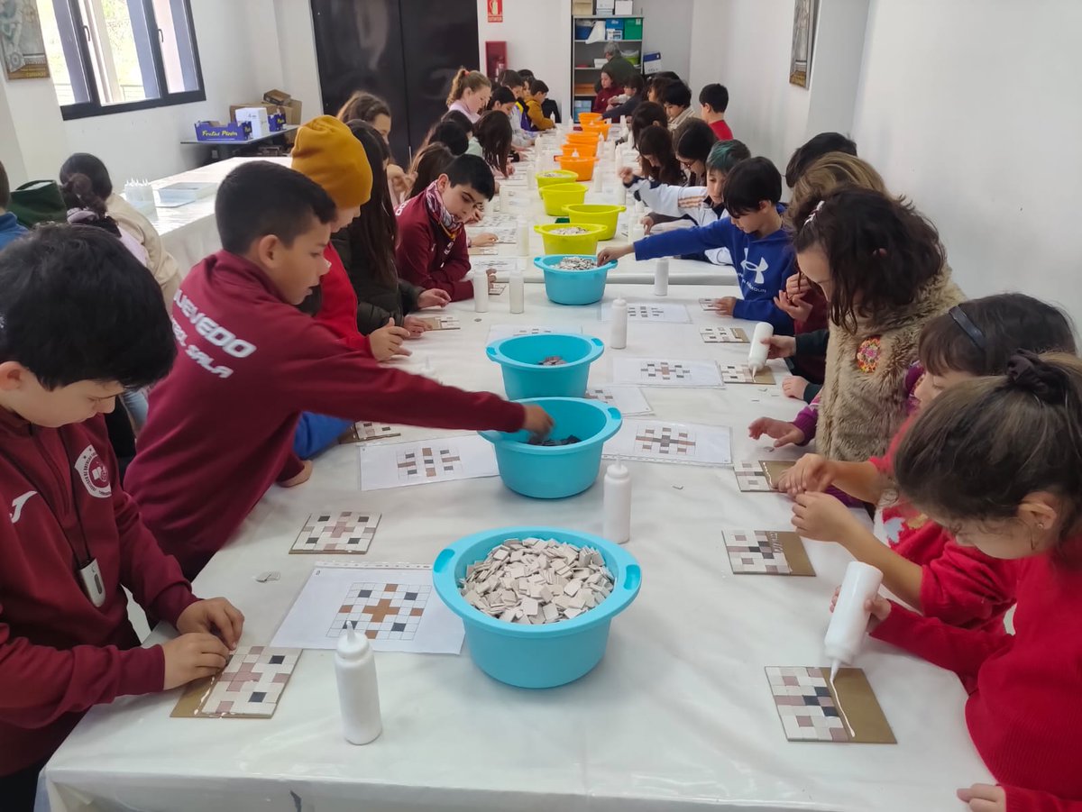 FranciscoQ68794's tweet photo. Día de #escursiones con 4º en el Parque Arqueológico de Carranque y 3º A en el @museocienciasmadrid
Aprendemos de otra forma y lo pasamos genial.
Enhorabuena
#excursiones
#somosdelquevedo😀 https://t.co/b8RmExoyix