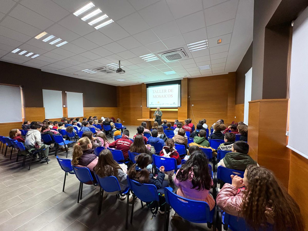 FranciscoQ68794's tweet photo. Día de #escursiones con 4º en el Parque Arqueológico de Carranque y 3º A en el @museocienciasmadrid
Aprendemos de otra forma y lo pasamos genial.
Enhorabuena
#excursiones
#somosdelquevedo😀 https://t.co/b8RmExoyix