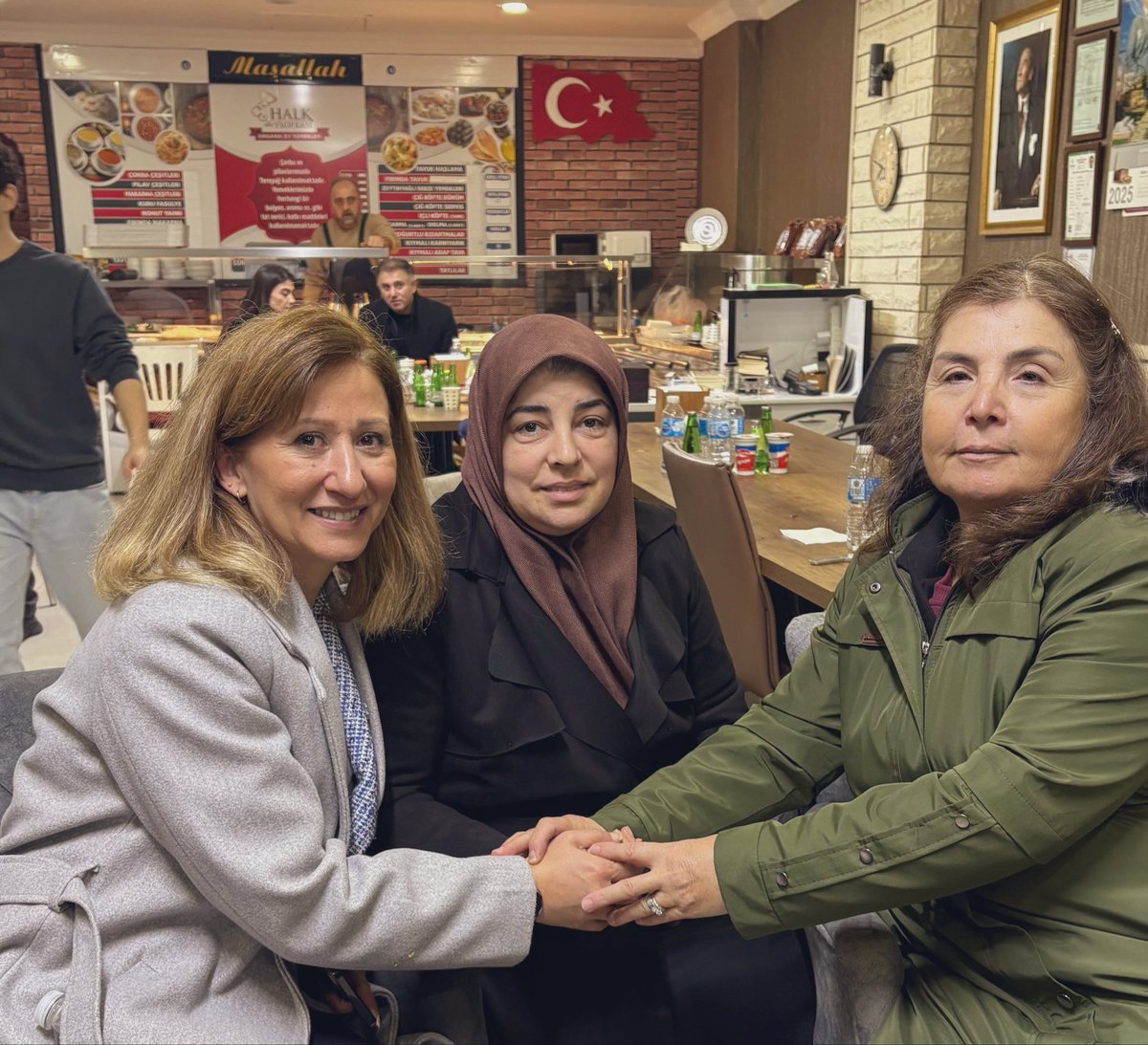 REYHANNALBANT70's tweet photo. Bu mübarek Ramazan akşamında önemli olan el ele hep birlikte gönülden iftar etmek gerisi teferruat.🇹🇷🇹🇷☘️☘️🇹🇷🇹🇷 https://t.co/KtvF2GGN9Q