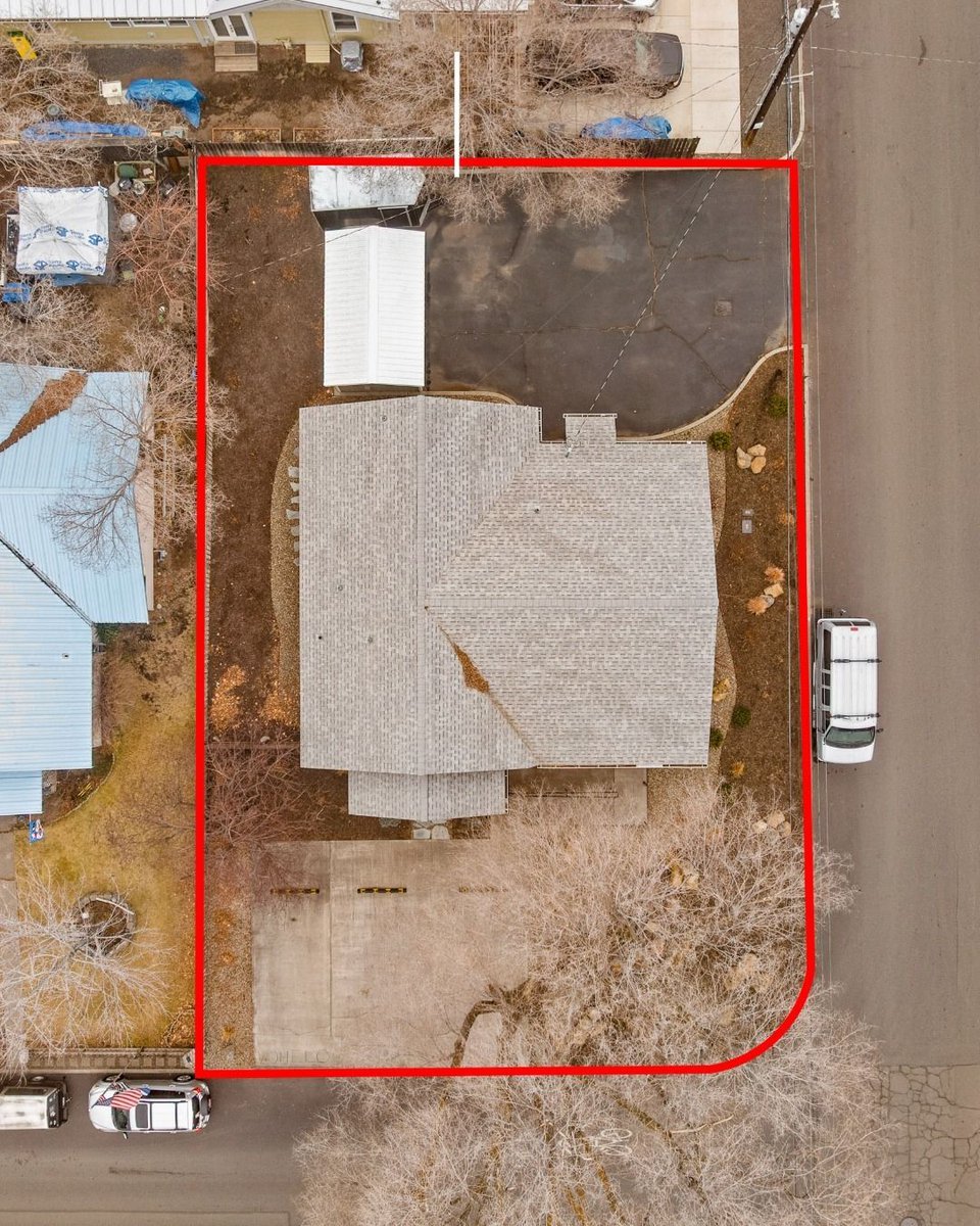 CompassCom's tweet photo. For sale: 1,482 SF commercial building at 204 NE 4th St in #Bend. Corner lot, high visibility, ample onsite parking, flexible layout, and renovated in 2013. Priced at $750,000. Check out the property page at this link: https://t.co/M4rE0Kkx1h #ForSaleCommercial #BendCommercial https://t.co/gWDMVXC0LU