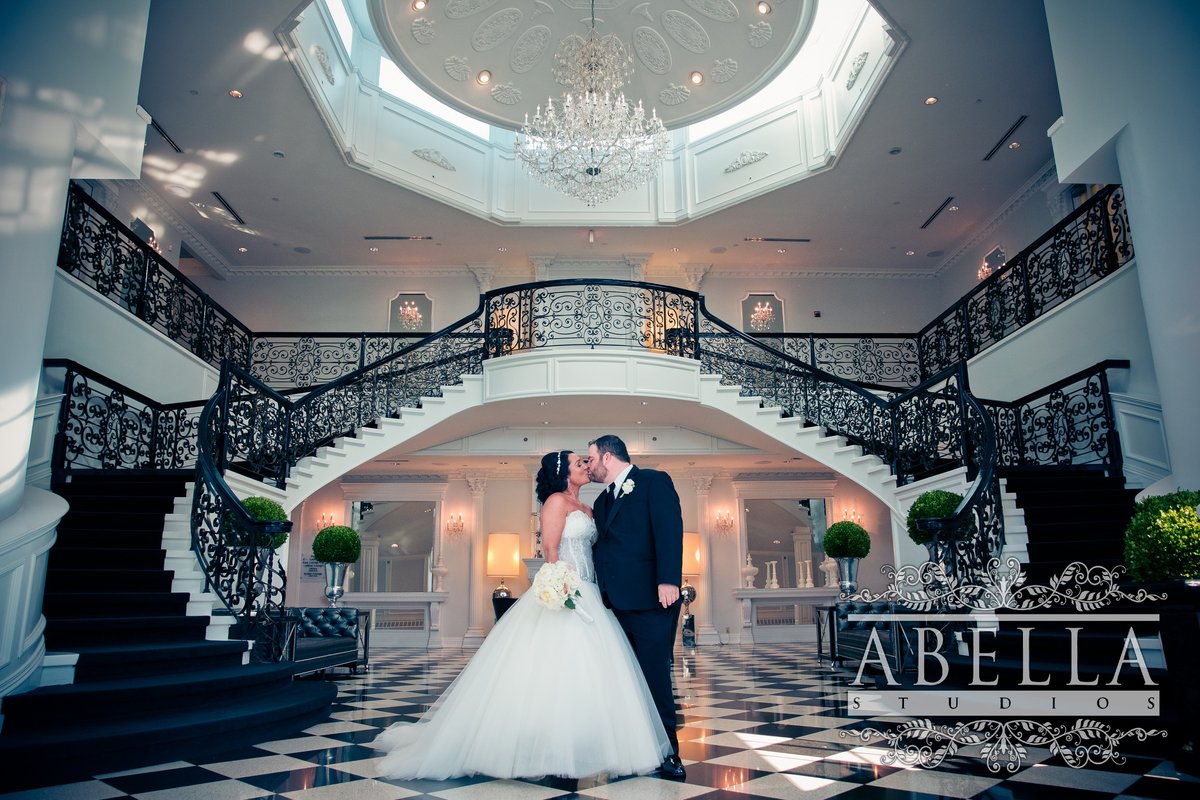 abellastudios's tweet image. Golden hour is not a trend, it's the secret to timeless portraits. 
.
Soft light makes everything look more romantic, flattering, and cinematic.
.
rfr.bz/t4383bd
.
#weddingportraits #njweddings