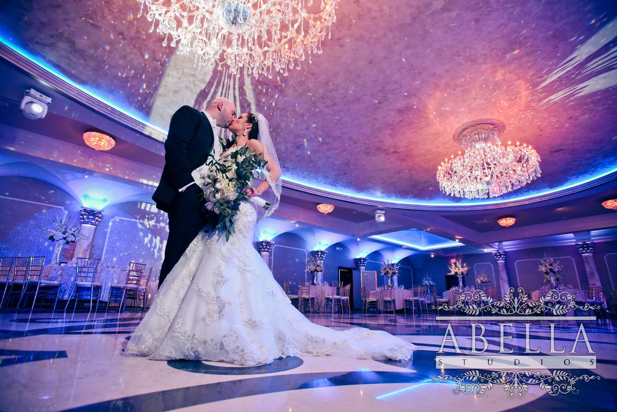 abellastudios's tweet image. Golden hour is not a trend, it's the secret to timeless portraits. 
.
Soft light makes everything look more romantic, flattering, and cinematic.
.
rfr.bz/t4383bd
.
#weddingportraits #njweddings